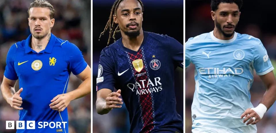Tres jugadores de fútbol en diferentes uniformes