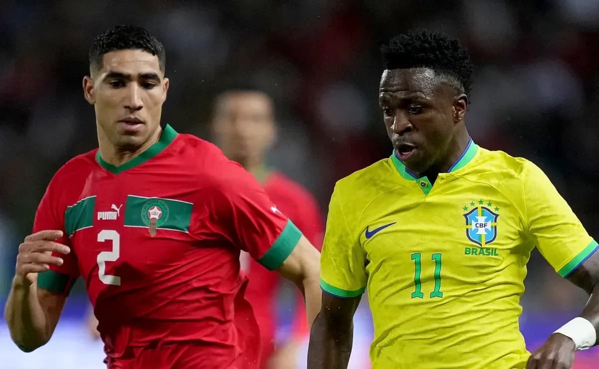 Jugadores de Brasil y Marruecos compitiendo por el balón
