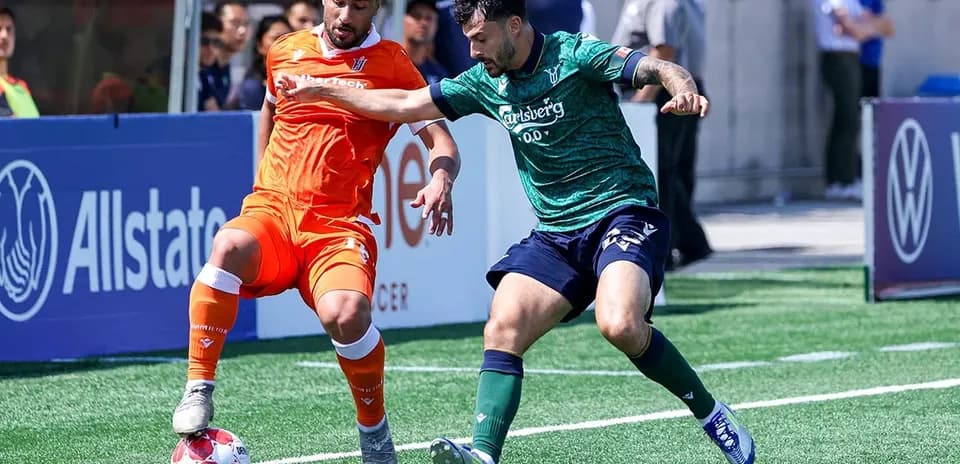 Jugadores de York United y Forge compiten por el balón
