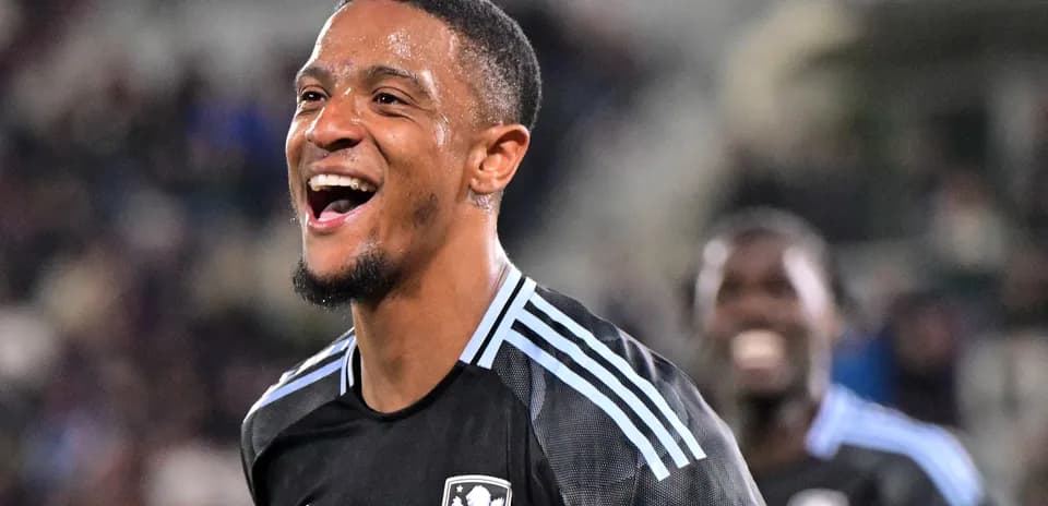 Jugador sonriendo durante un partido de fútbol