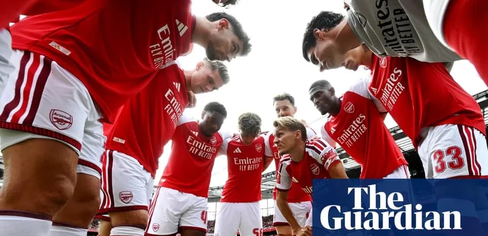 Jugadores de Arsenal en círculo antes del partido