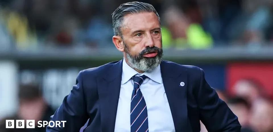 Entrenador observando el partido desde la banda