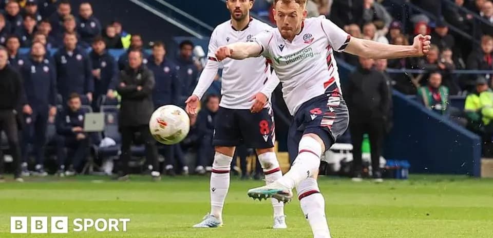 Jugador de Bolton ejecutando un tiro durante el partido