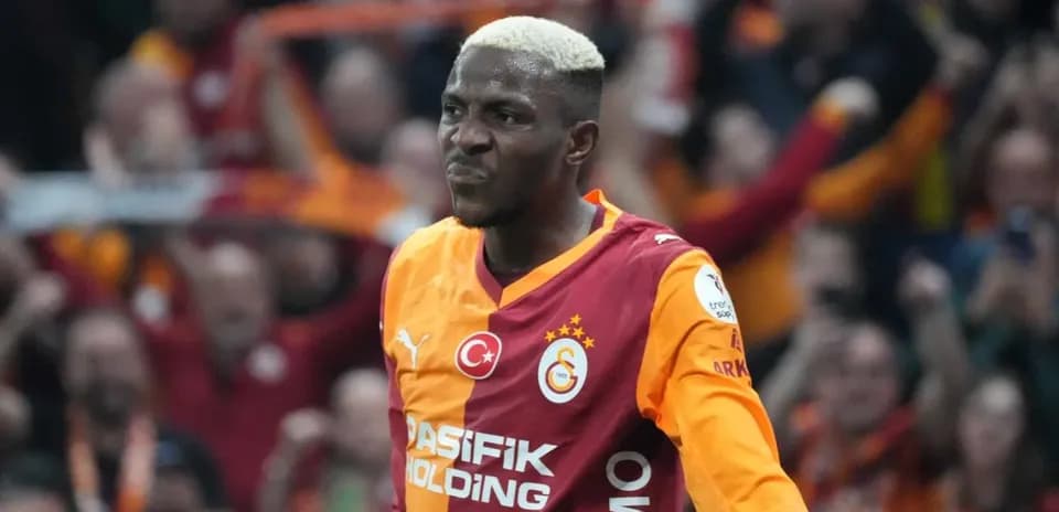 Jugador de Galatasaray celebrando un gol en el estadio