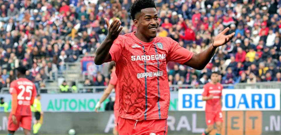 Jugador celebrando un gol en partido de fútbol