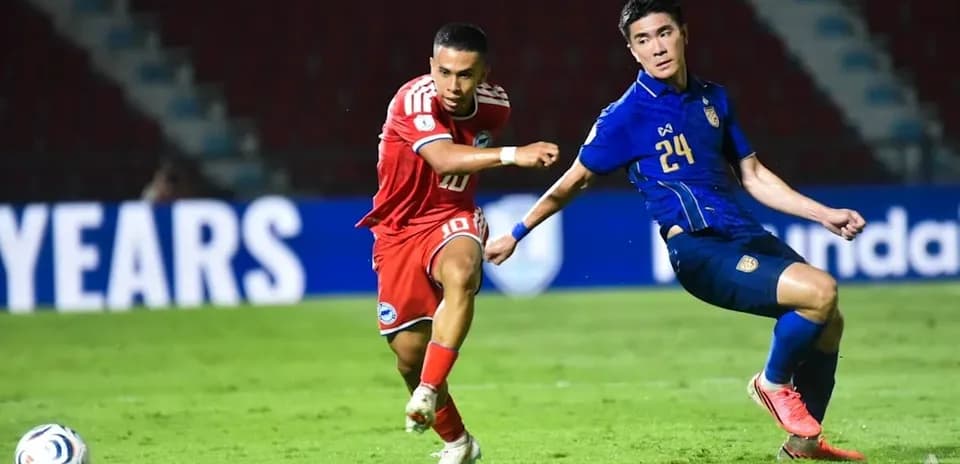 Jugador 10 intenta despejar el balón ante el 24