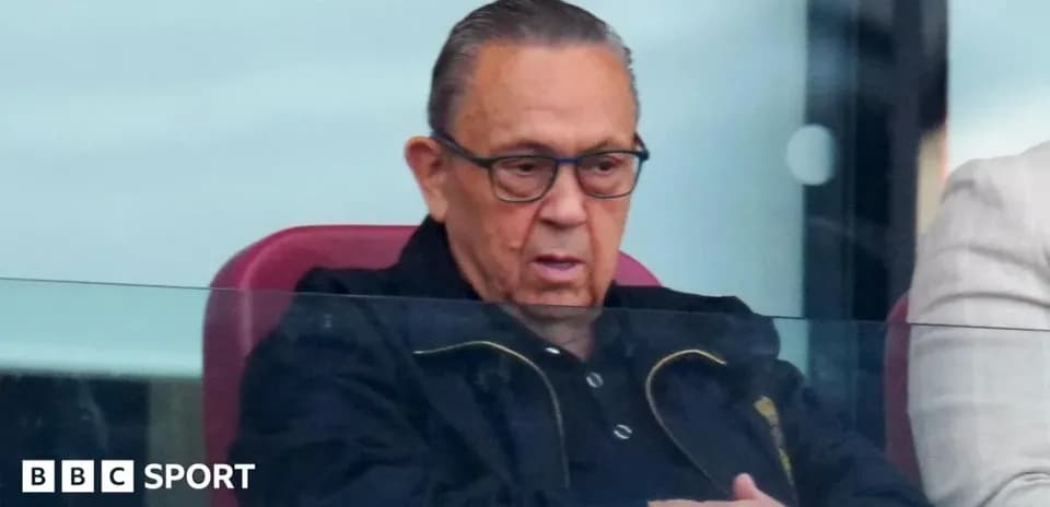 Hombre observando el partido desde un palco