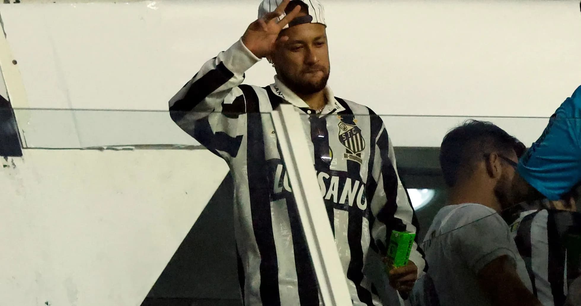 Jugador saludando desde un palco en el estadio