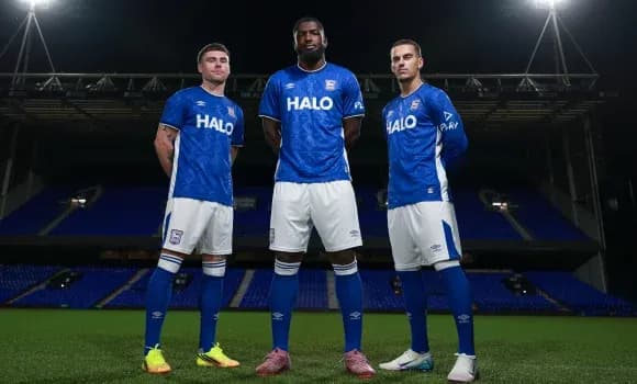 Tres jugadores posando con camisetas de Ipswich Town