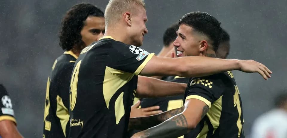 Jugadores celebrando un gol en el campo de juego
