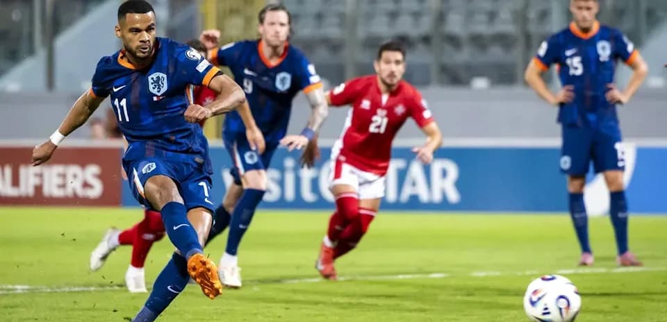 Jugador lanzando un penalti durante el partido