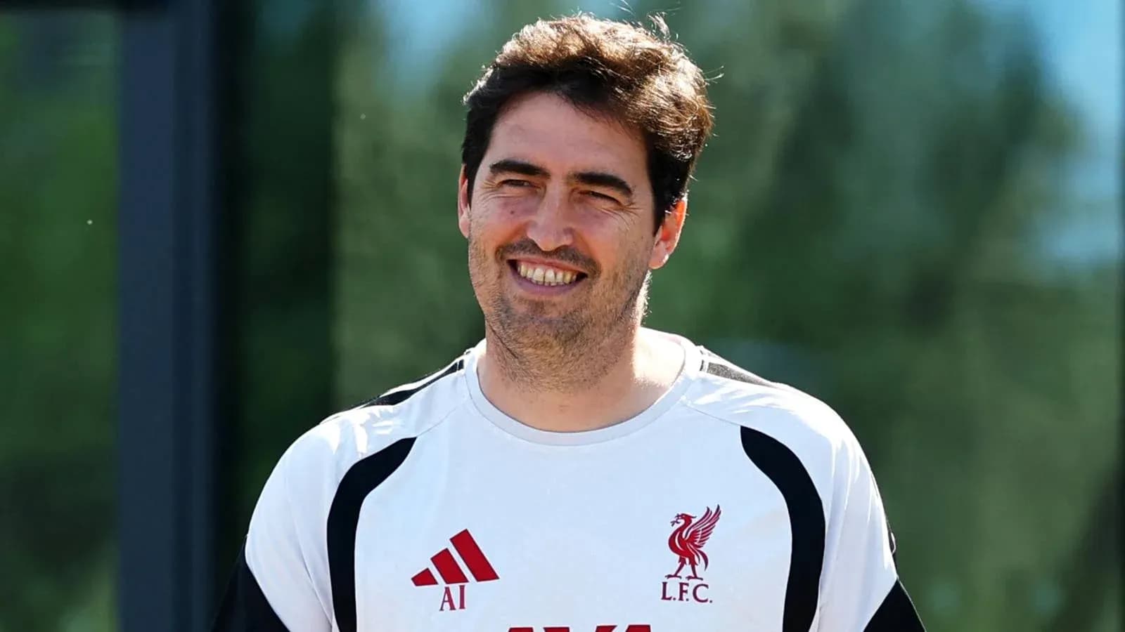 Entrenador sonriendo durante sesión de entrenamiento