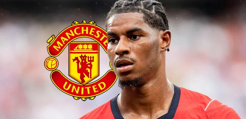 Jugador de Manchester United en uniforme rojo