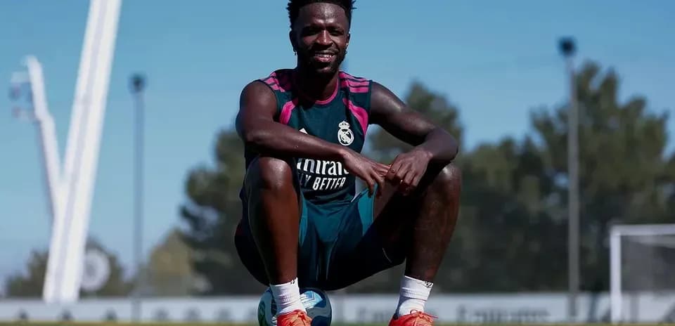 Jugador de Real Madrid sentado en el campo de entrenamiento
