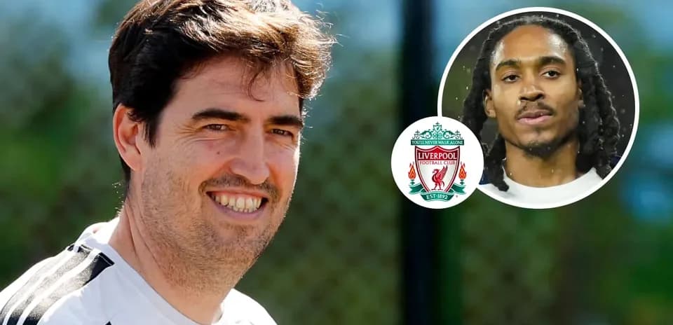 Entrenador sonriente en sesión de entrenamiento con Liverpool