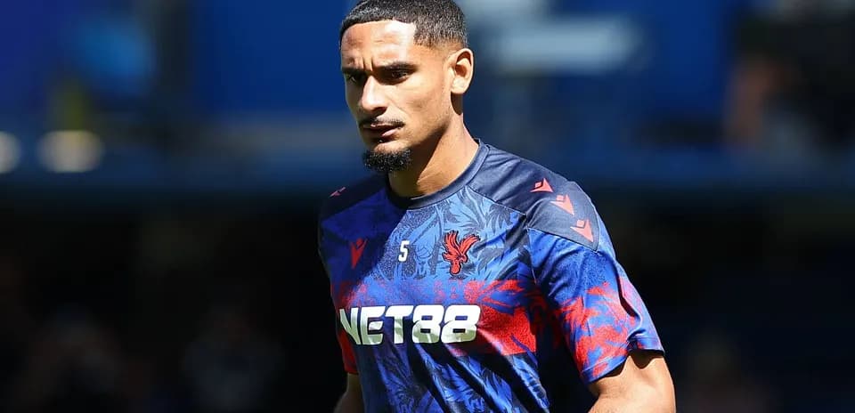 Jugador de Crystal Palace caminando en el campo