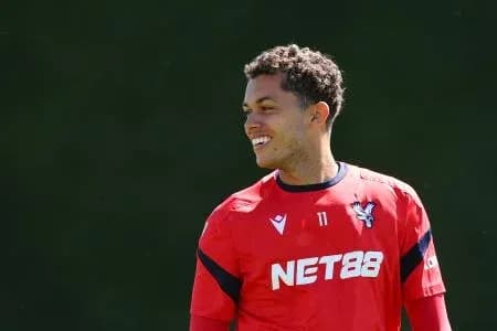 Jugador entrenando con camiseta de Crystal Palace