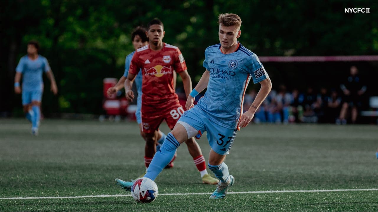 Jugador de NYCFC II en acción durante el partido