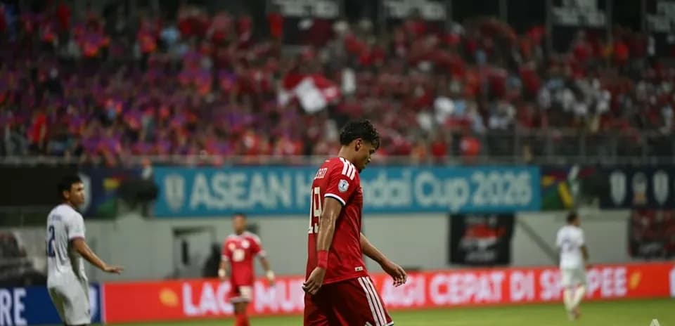 Jugador caminando en campo durante partido de fútbol
