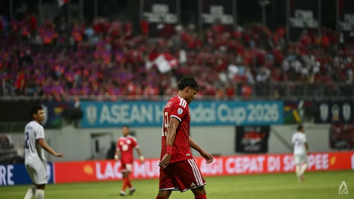 Jugador caminando en campo durante partido de fútbol