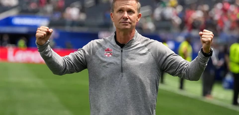 Entrenador de Canadá celebrando en el campo