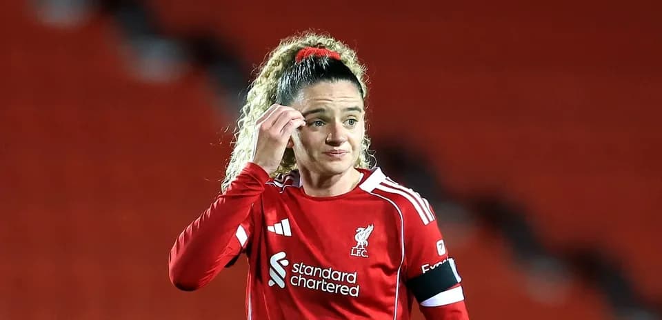 Jugadora de Liverpool ajustando su cabello durante el partido