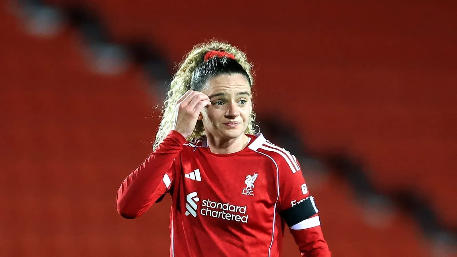 Jugadora de Liverpool ajustando su cabello durante el partido
