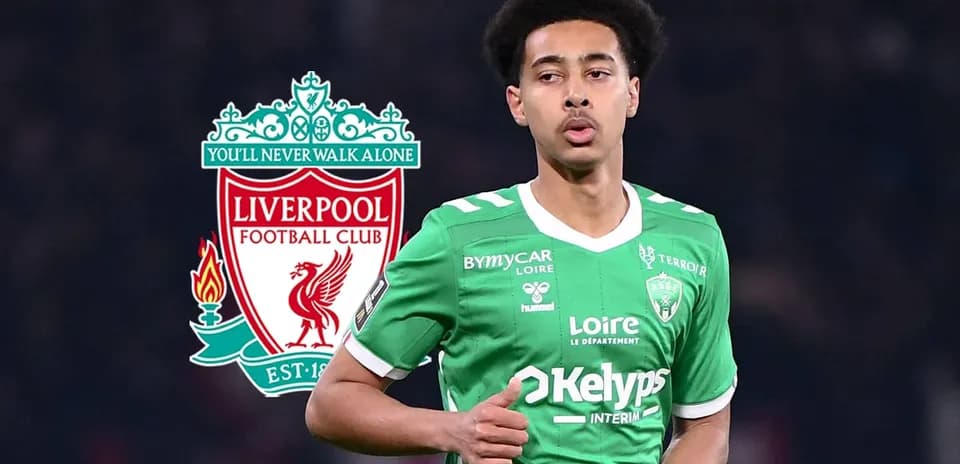Jugador de fútbol con camiseta verde de Saint-Étienne