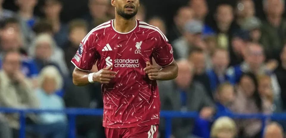 Jugador de Liverpool corriendo en el campo