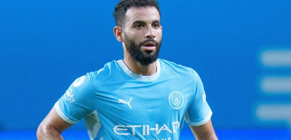 Jugador de Manchester City en camiseta azul durante partido