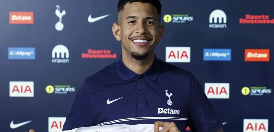 Jugador de Tottenham sosteniendo camiseta en presentación
