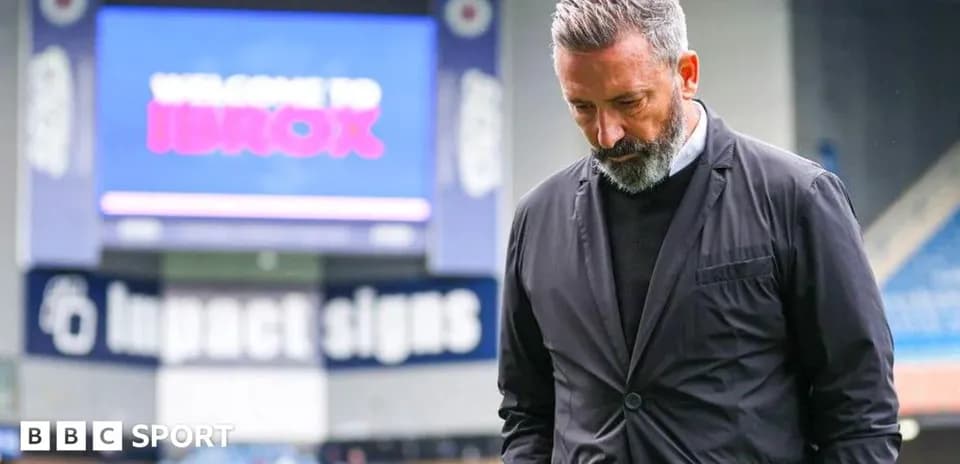 Entrenador caminando en Ibrox con mirada pensativa