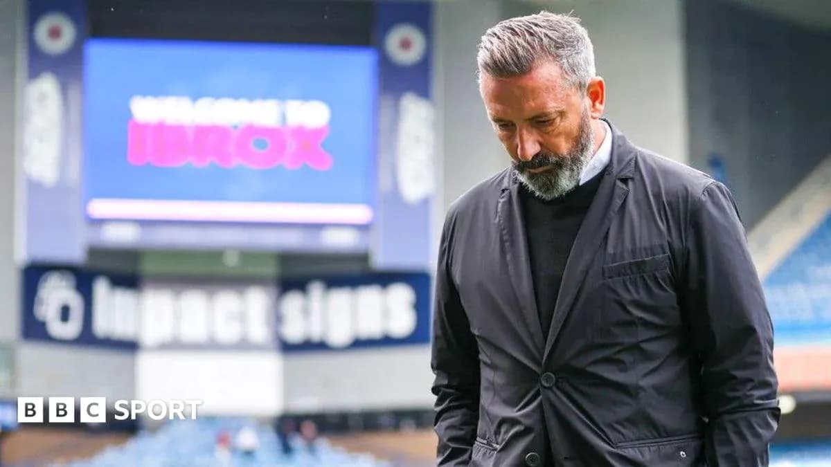 Entrenador caminando en Ibrox con mirada pensativa