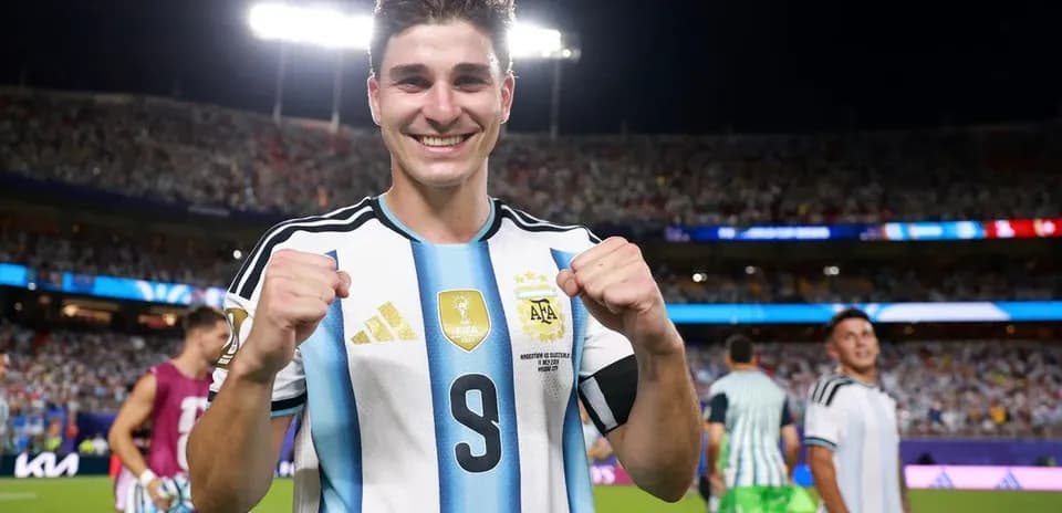 Jugador argentino sonriendo y festejando en el estadio