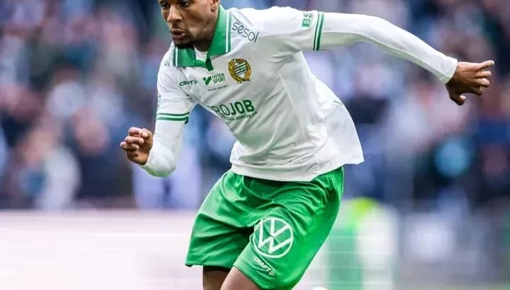 Jugador corriendo con balón durante el partido