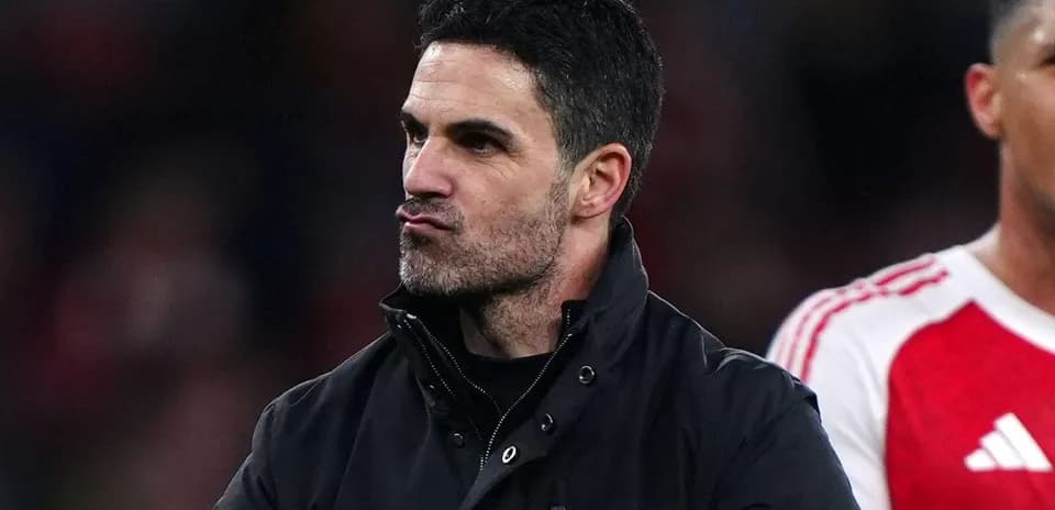 Entrenador celebrando en el campo tras el partido
