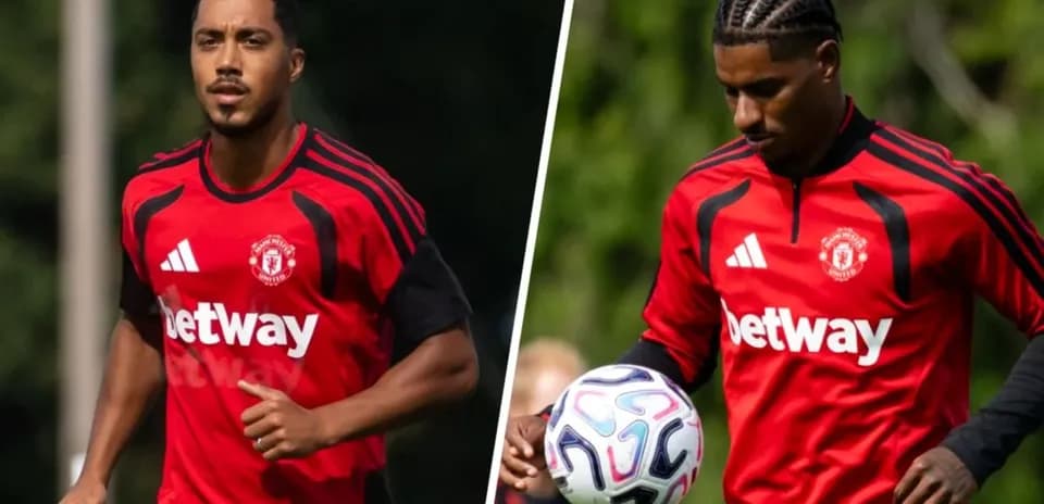 Dos jugadores de Manchester United entrenando en camiseta roja