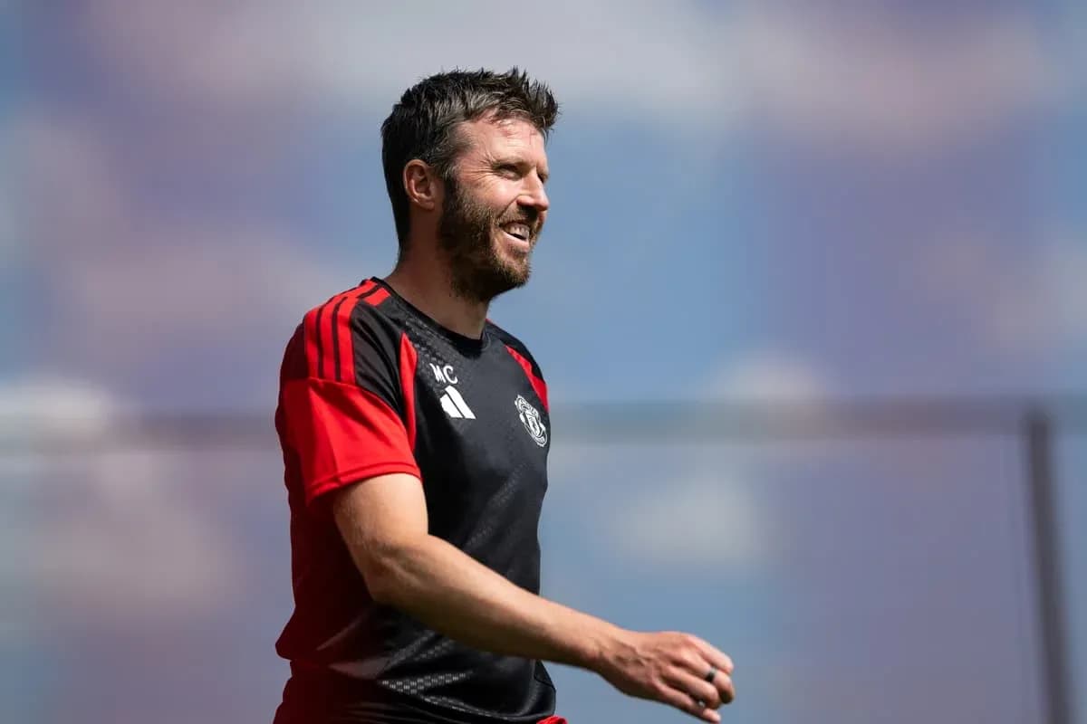 Entrenador de Manchester United durante sesión de entrenamiento