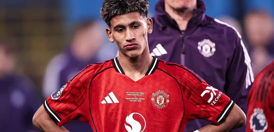 Jugador de Manchester United con camiseta roja durante partido