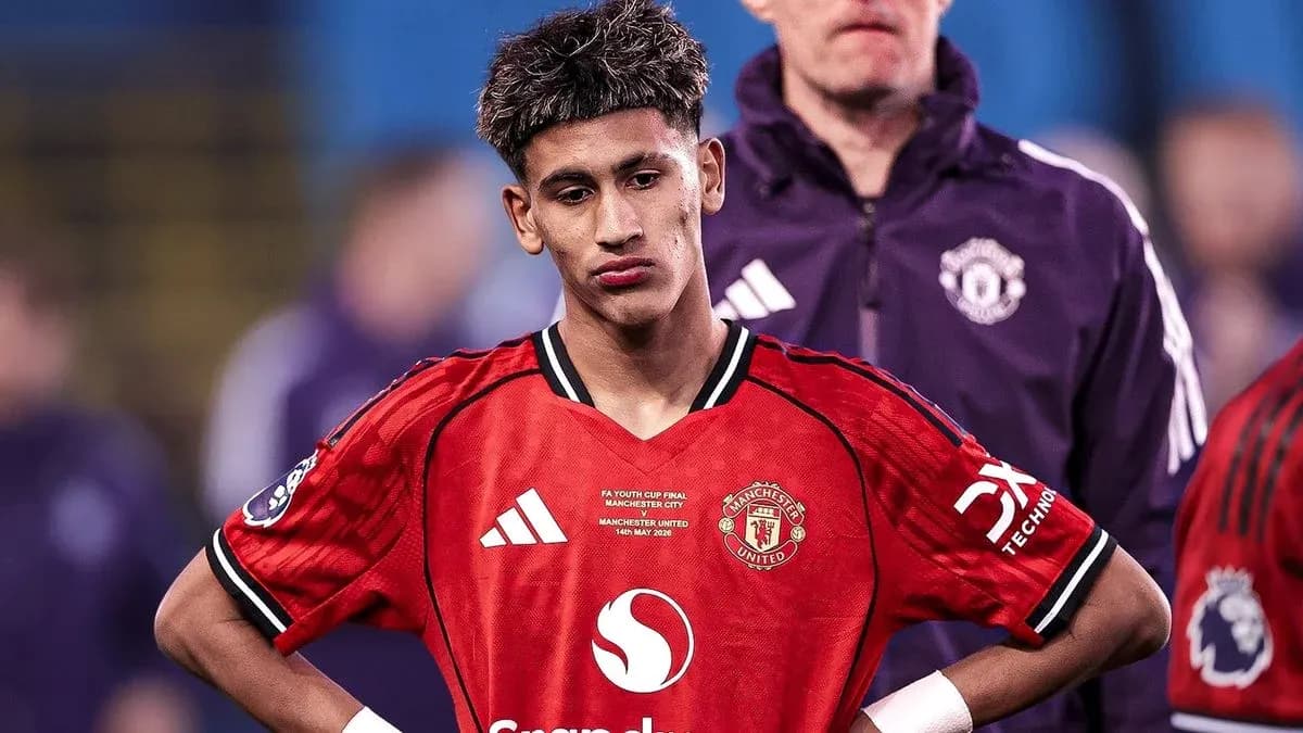 Jugador de Manchester United con camiseta roja durante partido