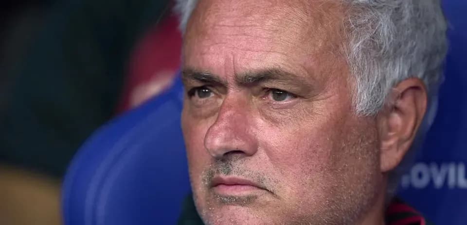 Entrenador observando el partido desde el banquillo