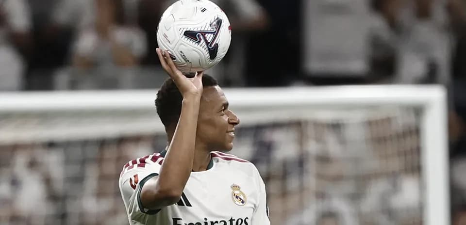 Jugador de Real Madrid lanzando el balón