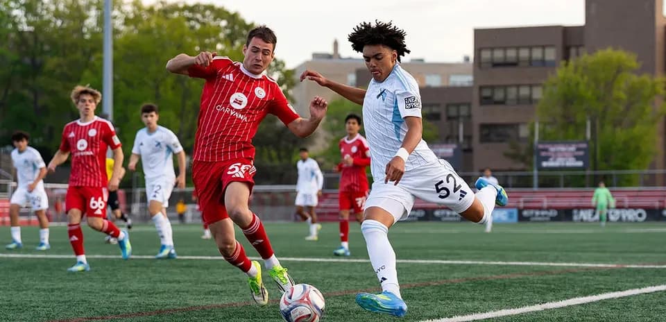 Jugador de Chicago Fire II driblando a defensor