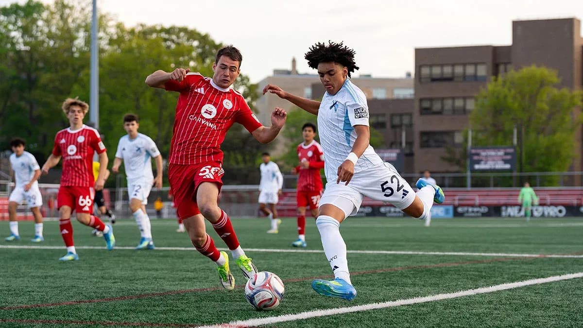 Jugador de Chicago Fire II driblando a defensor