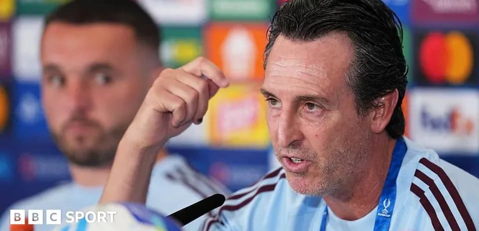 Entrenador hablando en conferencia de prensa