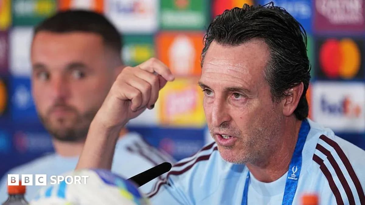 Entrenador hablando en conferencia de prensa