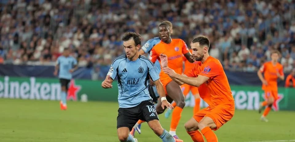 Jugador de Slovan Bratislava driblando ante defensa de Celje