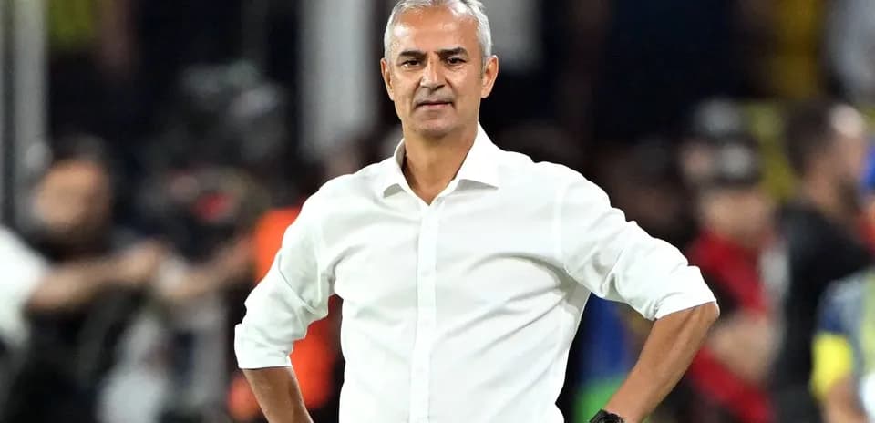 Entrenador en el campo durante el partido