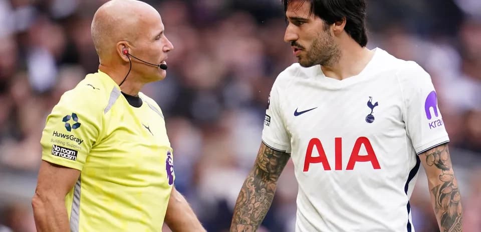 Jugador de Tottenham hablando con el árbitro