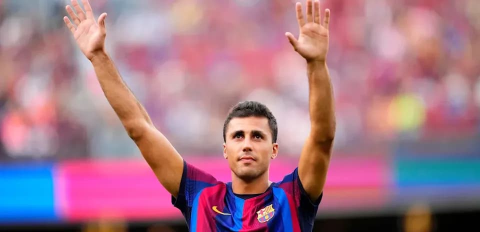 Jugador del FC Barcelona saludando a la afición